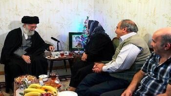 تصاویر دیده نشده از حضور سرزده رهبر انقلاب در منزل یک مسیحی 