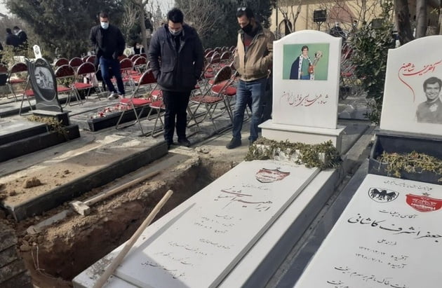 عکس سنگ قبر مهرداد میناوند 