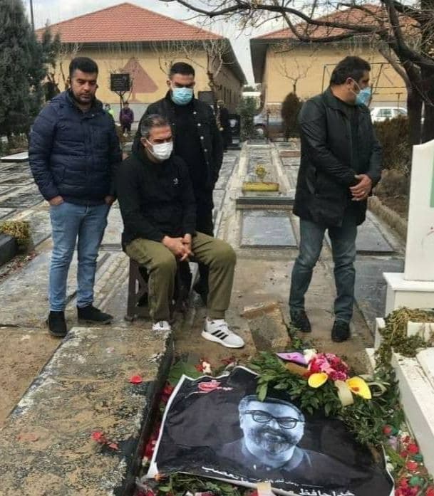عکس احمدرضا عابدزاده کنار مزار مرحوم مهرداد میناوند