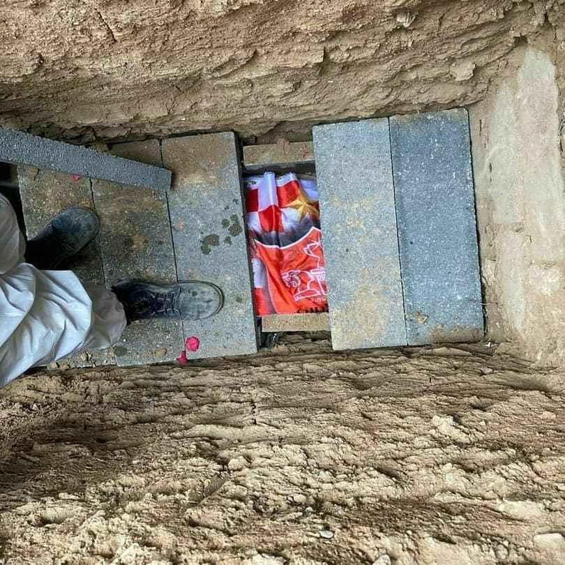 عکس کفن مهرداد میناوند در داخل قبر