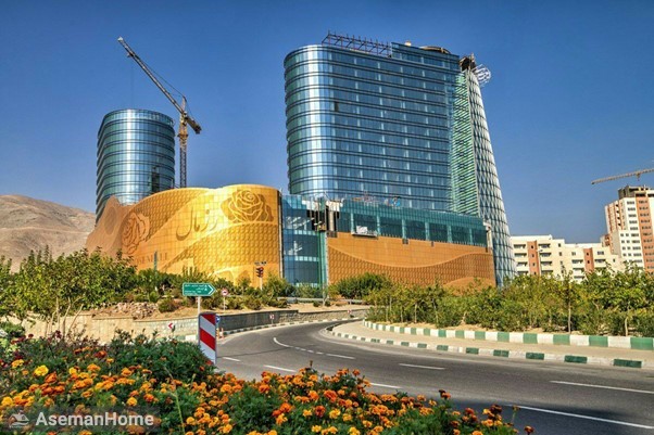 نزدیکی این مرکز خرید به پارک جنگلی چیتگر و دریاچه چیتگر 