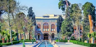 کاخ گلستان تهران یکی از آثار جهانی ایران0 (0) کاخ گلستان تهران یکی از آثار جهانی ایران کاخ گلستان تهران یکی از آثار جهانی ایران در فهرست میراث یونسکو می باشد . این کاخ به لطف معماری و تزئینات خارق العاده ، محیطی ایده آل برای عکاسی و ثبت لحظات خوشِ زندگی است . علاوه بر تمامی این ها ، وقوع رُخداد تاریخی مهم در این فضا ، آن را به جلوه ای زنده از تاریخ ایران تبدیل نموده است . این بنا در بافت قدیمی پایتخت جای خوش کرده است و شما می توانید ، به راحتی و با استفاده از وسایل حمل و نقل عمومی بدان دسترسی پیدا کنید . اگر که برای اوّلین بار به این مکان سیر و سفر می کنید ، قطعاً از زیبایی ها و شکوه آن محصور خواهید شد . معرفی بیشتر کاخ گلستان کاخ گلستان تهران دربرگیرنده مجموعه ای از بناهای تاریخی در پایتخت است ، که طی بازه زمانی مختلف ساخته شده است . این کاخ از نظر معماری و ارزش آثار هنری و تاریخیِ خود ، یکی از قابل توجه ترین بناهای تاریخی کشور می باشد . این کاخ از قسمت های متنوعی چون ؛ ایوان تخت مرمر ، تالار آینه ، تالار سلام ، خلوت کریمخانی ، تالار سفره خانه ، تالار برلیان ، کاخ ابیض ، کاخ شمس العماره ایجاد شده است . در این مجموعه تخت مرمر و خلوت کریمخانی متعلق به دوران کریم خان زند بوده و قدیمی ترین بنای کاخ گلستان تهران محسوب می شود . مجموعه فرهنگی و تاریخی این کاخ ، به غیر از ساختمان های نام برده شده ، از بخش های گوناگونی چون ؛ کتابخانه نسخ خطی ، مرکز اسناد تصویری ، کتابخانه چاپی ، دفتر فنی ، امور بینالملل ، واحد دفتر حقوقی ، واحد کودک و نوجوان ، امور معرفی و ... تشکیل شده است . مساحت کاخ گلستان چقدر است ؟ کاخ گلستان تهران از جمله مشهورترین جاهای دیدنی استان تهران است ، که قدمت آن به دهه ها پیش از دوران قاجار بازمیگردد . در واقع این کاخ بیشتر از 440 سال تاریخ را در دِل خود جای داده است . هم اکنون مساحت این کاخ بسیار زیبا نزدیک به ، پنج هکتار است . فضایی که جایگاهی برای حضور پادشاهان ایرانی چون ؛ ناصرالدین شاه ، مظفرالدین شاه ، احمد شاه قاجار و ... بوده است . کاخ گلستان دقیقاً کجاست ؟ این کاخ در استان تهران ، خیابان پانزده خرداد ، میدان ارگ جای گرفته است . بهره گیری از مترو ، بهترین مسیر دسترسی به کاخ گلستان می باشد ، که برای این منظور شما باید در ایستگاه مترو پانزده خرداد « در خط یک » پیاده بشوید . پس از خروج از مترو به سمت شرق حرکت کنید ، تا تقریباً بعد از پنج دقیقه پیاده روی به میدان پانزده خرداد رسید . شما باید از طریق خیابان داور به ضلع شمالی این میدان روید ، که ورودی کاخ گلستان تهران دقیقاً همانجا قرار دارد . درباره معماری کاخ گلستان این کاخ از یک مجموعه تاریخی شکل گرفته است ، که دربرگیرنده چندین کاخ و تالار سلطنتی درون یک باغ می باشد . معماری این مجموعه با معماری ایرانی رقم خورده و سپس مراودات تجاری ، سیاسی و فرهنگی با کشورهای اروپایی به ایجاد تحولاتی مبنی بر معماری نئوکلاسیک اروپا گردید . به همین خاطر است ، که ما در کاخ گلستان تهران شاهد تلفیق معماری اروپایی و ایرانی با یکدیگر هستیم ! شما می توانید ، یکی از بهترین نمونه های کاشی کاری را در این کاخ ببینید ! این کاشی کاری ها با مضامین اساطیری ، شکار و شکارگاه ، بزم ، رزم و نبرد ، عاشقانه ، مذهبی ، حکومتی و ... می باشند . در کاشی کاری های موجود تأثیر وسعت ارتباط با دنیای غرب و حمایت از هنر کاملاً مشخص است . این تنها نمای بیرونی ساختمان کاخ نمی باشد ، که کاشی کاری چَشم نواز نظر شما را به خود جلب می کند ، تنها کافیست وارد بنا شوید . آینه کاری های موجود قطعاً هوش از سَر شما خواهد برد ! به خصوص در تالار آینه که تزئینات آن بیش از پنج سال به طول انجامید . تزئینات طلاکاری برروی سنگ نیز قسمت دیگری از جذابیت و زیبایی شمس العماره و تخت مرمر را ایجاد می کند ، که در دوران حکومت قاجار رایج بوده است . در این تزئینات از کاخ گلستان تهران از ورق فلزی استفاده کرده اند ، که مهارت و ذوق هنرمندان طلاکوب آن زمان را به رُخ می کشد . بخش های مختلف کاخ گلستان ما در این قسمت از مطلب خود به چند بخش از زیباترین قسمت های کاخ گلستان اشاره خواهیم کرد . قطعاً تمامی نقاط این کاخ زیبا بوده و غیرقابل چَشم پوشی است ! امّا مطالب بسیار بوده و فرصت ما برای معرفی کم است ! 1. شمس العماره شاید که بتوانیم ، گل مجلس کاخ گلستان تهران را شمس العماره معرفی کنیم ! بنایی بلندبالا که از مهم ترین جاذبه های آن محسوب می شود و در روزگارانی نماد تهران بوده است . ناصرالدین شاه در سفرهای اروپایی خود ، علاقه بسیاری به آسمان خراش های آن ها پیدا کرد . به همین دلیل دستور ساخت شمس العماره را صادر کرد . او می خواست ، با زنان خود به مرتفع ترین نقطه رفته و چَشم انداز پایتخت و اطراف آن را تماشا کند . این بنا در پنج طبقه و طی سالِ 1284 ساخته شد ، که با برخورداری از ارتفاع 35 متر بلندترین ساختمان زمانِ خود محسوب می شد . برای نخستین بار در ساخت شمس العماره از فلز استفاده کردند ، که تحول عظیمی در ساختمان سازی ایران بود . علاوه بر نمای زیبا و خیره کننده شمس العماره ، تزئینات داخلی آن از آیینه کاری تا گچ بری موجب شگفتی هر تماشاگری می شود . 2. ایوان تخت مرمر ایوان تخت مرمر ، قدیمی ترین بنای تاریخی کاخ گلستان تهران از زمانِ کریمخان زند بوده ، که با تزئینات بسیار زیبای گچ بری ، سنگ تراشی ، آیینه کاری ، خاتم کاری همگام گردیده است . تماشایی ترین قسمت ایوان ، تخت مرمری می باشد ، که به دستور فتحعلی شاه طراحی و ساخته شد . وی در سالِ 1221 هجری قمری به سنگ تراشان اصفهانی دستور ساخت تختی از سنگ مرمر زرد یزد را صادر کرد ، که دربرگیرنده 65 قطعه مرمر بزرگ و کوچک بود . طراحی تخت به حالتی است ، که تخت حضرت سلیمان را در ذهن تداعی می نماید . این تخت برروی دوش سه دیو و شش فرشته یا انسان قرار گرفته است . علاوه بر تمامی این ها یک اژدها و دو شیر ، بیت هایی از ملک الشعراء در ستایش فتحعلی شاه برروی تخت مرمر نقش بسته است . 3. محوطه کاخ گلستان علاوه بر تمامی بناهایی که در کاخ گلستان تهران جلوه گری می کند ، تعداد بسیاری درخت و استخر نیز در دور و اطراف این سازه ها دیده می شود . این فضاها برای قدم زدن و عکاسی یکی از بهترین ها محسوب می شود . به عبارتی کاشی کاری های رنگارنگ و زیبای هریک از ساختمان ها ارزش گشت و گذار در محوطه کاخ گلستان را دارد . 4. تالار سلام تالار سلام در قسمت شمالی کاخ گلستان قرار دارد و از همان ابتدا به منظور ایجاد موزه شکل گرفت . سفرهای به همین دلیل ساختمان های قدیمی این قسمت از باغ تخریب شد و این موزه زیبا ساخته شد . پس نخستین موزه ایران در کاخ گلستان تهران شکل گرفت . عملیات ساخت بنای این تالار و دیگر قسمت ها در سال 1293 هجری قمری به اتمام رسید . ولی روند چیدمان و نصب تابلوها و کامل شدنِ دکوراسیون تا سال 1296 هجری قمری ادامه پیدا کرد . از آنجای که در این مکان ، مراسم سلام اجراء می شد ، به تالار سلام شهرت پیدا کرد . حال در ادامه به علت تاج گذاری شاهان پهلوی ، به عنوان تالار تاج گذاری معرفی شد ! 5. موزه مخصوص موزه مخصوص یک قسمت از حوضخانه تالار سلام می باشد ، که اشیاء گرانبهاء و زینتی باقی مانده از دوران قاجار در این قسمت از کاخ گلستان تهران نگهداری می شود . قسمتی از آن ها در گذشته در اتاق موزه ناصرالدین شاه نگهداری می شده که از دوره های گذشته به قاجارها رسیده بوده است . گاهاً هم هدیه ای از دیگر پادشاهان و هنرمندان هم عصر آن ها محسوب می شد ، که به واسطه ی خود این پادشاهان تهیه شده بود . 6. تالار آیینه تالار آینه یکی دیگر از تالارهای دیگر واقع در کاخ گلستان تهران است . تحفه سفرهای ناصرالدین شاه به اروپا این بود ، که پس از یکی از سفرهای خود ، خواهان برپایی یک موزه زیبا ، به باشکوهی موزههای اروپا در ارگ شد . کامل شدن ، تالار آیینه پنج سال به طول انجامید . نکته جذاب این نقاشی گستره تالار است ، که در مقایسه با تالار واقعی بسیار وسیع تر به نظر می آید . همین مسائل هنر نقاش در عظمت بخشی به تالار را به نمایش می گذارد . سخن آخر دوستان عزیز ما در این قسمت از مطلب آسمان هوم به کاخ گلستان تهران پرداختیم . امیدواریم ، که با مطالعه این بخش به خوبی درک کرده باشید ، که کاخ گلستان در کجا واقع شده و چه جذابیت هایی دارد . قطعاً شما از سیر و سفر به سمت این مجموعه نهایت لذّت را خواهید برد .